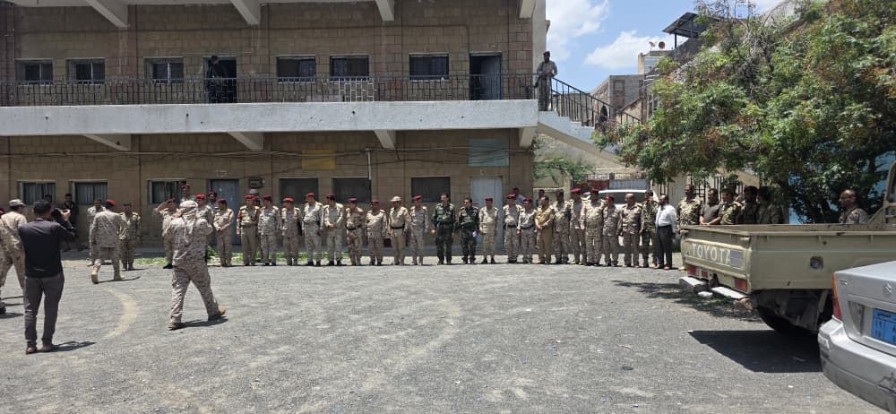 لجنة وزارة الدفاع تباشر مهام الاستلام والتسليم في محور تعز لقيادة المنطقة الجديدة - لجنة وزارة الدفاع تباشر مهام الاستلام والتسليم في محور تعز لقيادة المنطقة الجديدة -